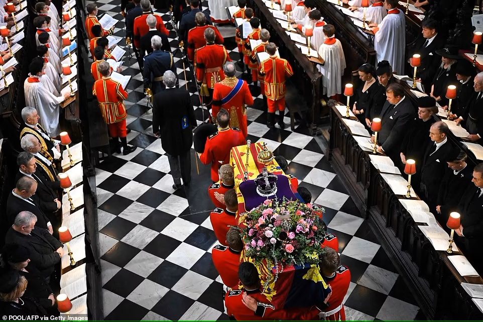 Quan tài của Nữ hoàng Elizabeth II, khoác lên mình lá cờ Hoàng gia, được đưa vào bên trong Tu viện Westminster