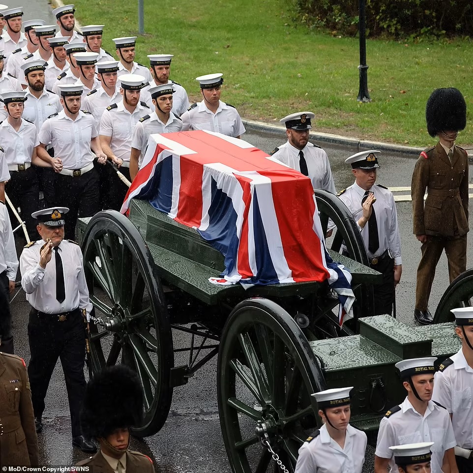 Xe chở súng Hoàng gia Anh (State Gun Carriage) xuất hiện trong một buổi tổng dợt cho tang lễ trong tuần này