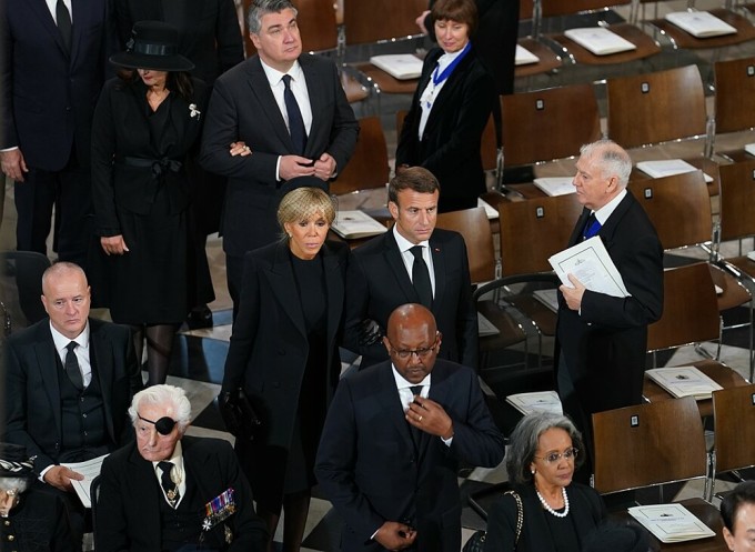 Tổng thống Pháp Emmanuel Macron và phu nhân đến Tu viện Westminster. Ảnh: Reuters, AFP.