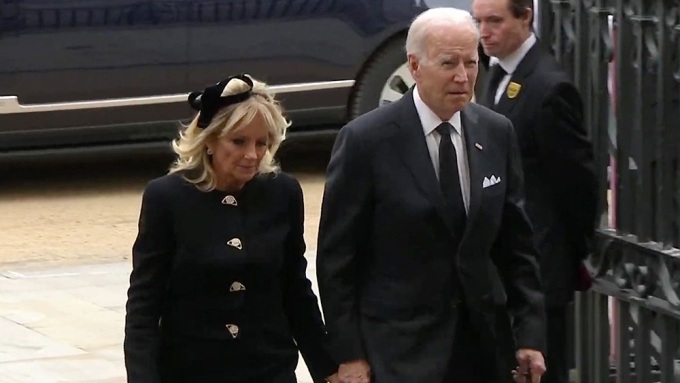 Tổng thống Mỹ Joe Biden và phu nhân tới tang lễ. Ảnh: Sky.