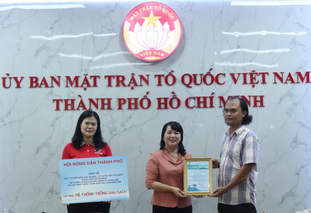 Nông dân sản xuất giỏi Phạm Thành Lộc hỗ trợ hệ thống trồng rau sạch trên đảo.