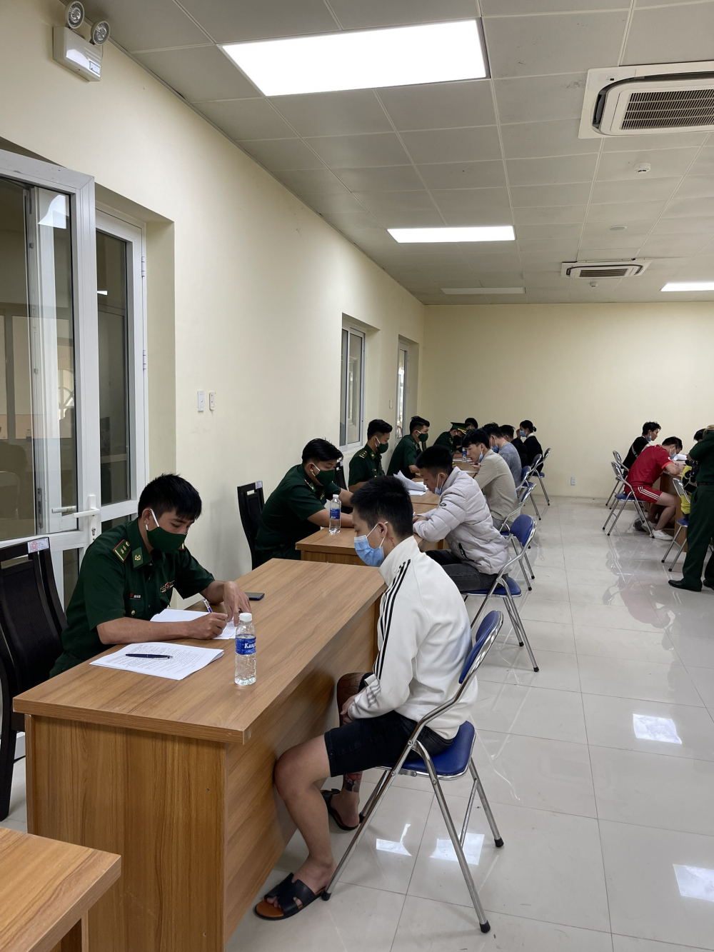 Các công dân Việt Nam tiến hành khai báo y tế 