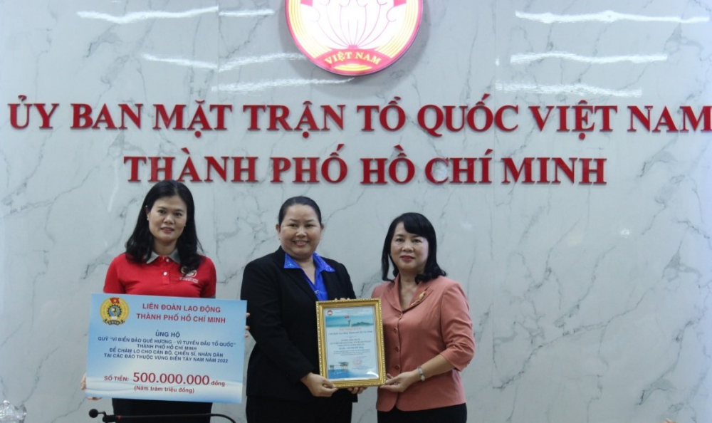 Liên đoàn Lao động TPHCM ủng hộ 500 triệu đồng.