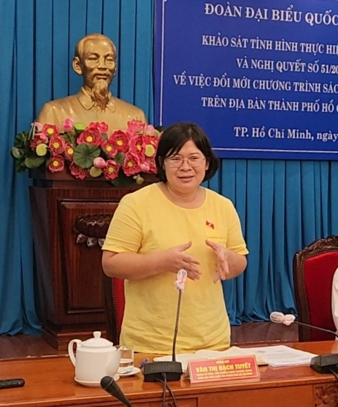 Bà Văn Thị Bạch Tuyết - Phó Trưởng Đoàn chuyên trách Đoàn đại biểu Quốc hội TPHCM - chủ trì buổi khảo sát.