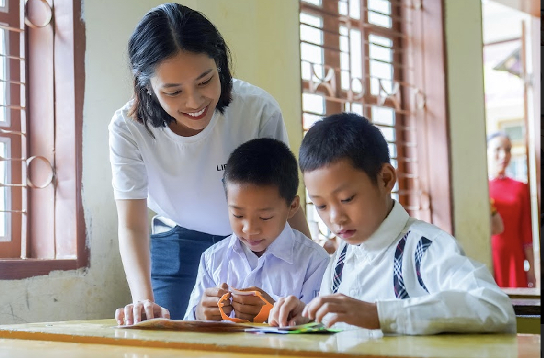 Tại 2 điểm trường là Trường Tiểu học Mồ Dề (huyện Mù Căng Chải, tỉnh Yên Bái) và Trường Tiểu học Ngọc Chiến (bản Đông Xuông, xã Ngọc Chiến, huyện Mường La, tỉnh Sơn La), Nông Thuý Hằng và Hoa Đan hỗ trợ các bé làm quen với các đầu sách, tạo những hoạt động để trẻ hứng thú khám phá những kiến thức trong trang sách, tặng quà cho các bé...