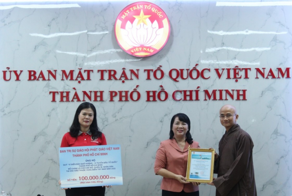 Ban Trị sự Giáo hội Phật giáo TPHCM ủng hộ 100 triệu đồng.