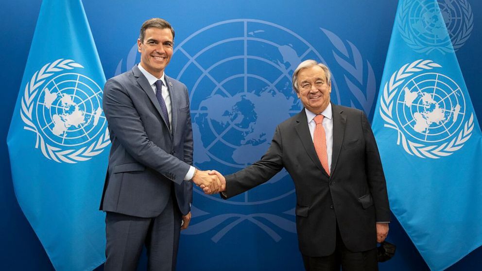 Tổng Thư ký Liên Hợp Quốc António Guterres, bên phải, chụp ảnh với Thủ tướng Tây Ban Nha Pedro Sánchez,