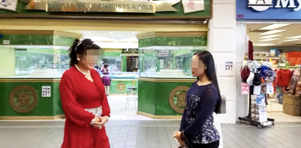 Chị Jennifer (bên phải) gặp gỡ cộng đồng người Việt giúp đỡ chị tại Mỹ