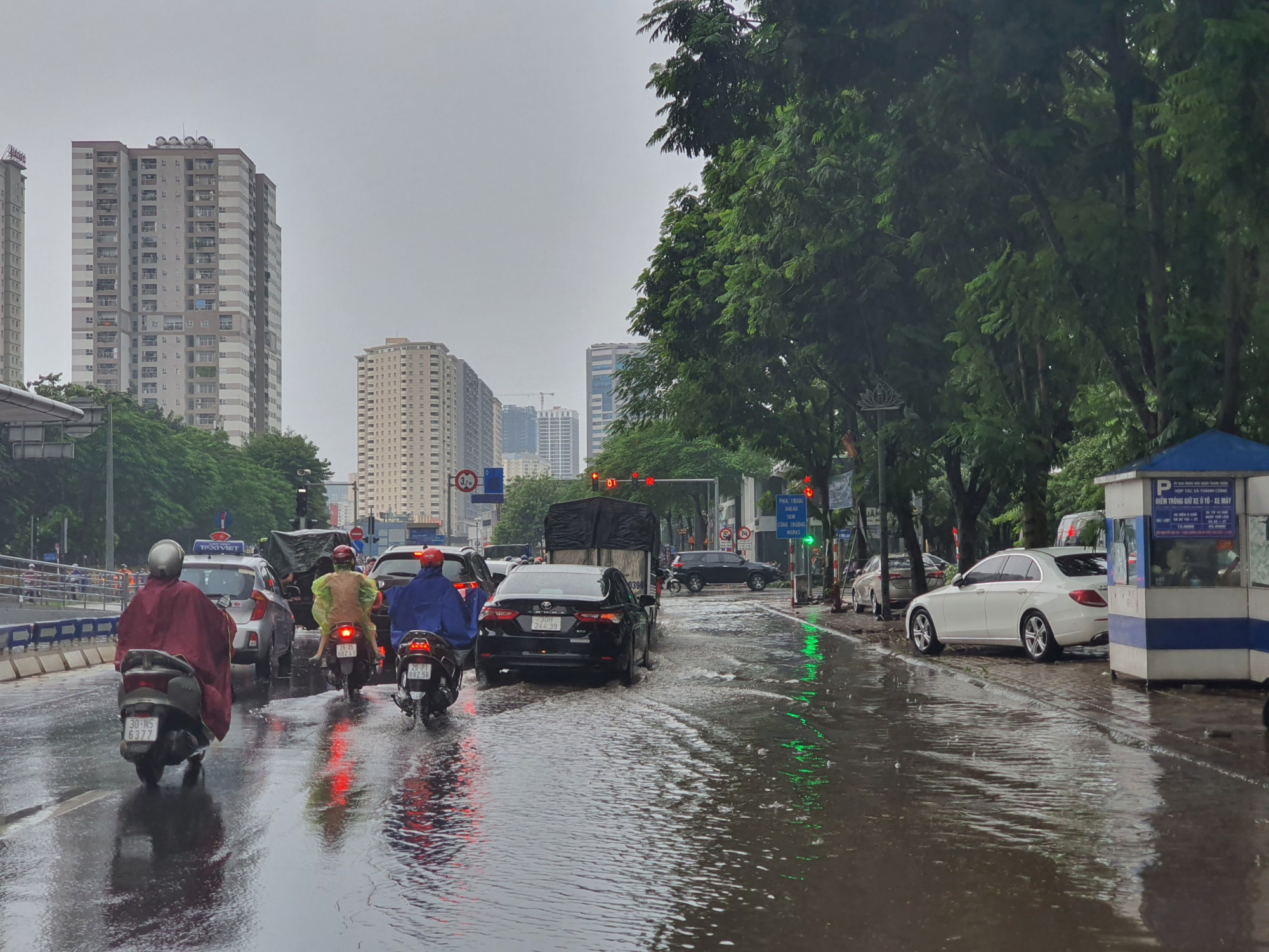 Hiện tại, một số tuyến đường tại Hà Nội đã ngập úng cục bộ. Dự kiến mưa sẽ kéo dài tới chiều tối và nhiều nơi có thể ngập sâu tới 50 cm