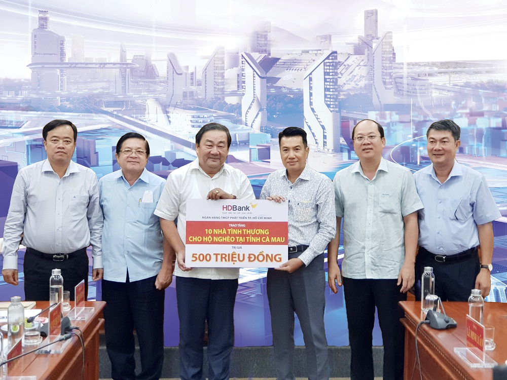 Ông Lê Minh Luân - Giám đốc HDBank Cà Mau - Đại diện lãnh đạo HDBank trao kinh phí xây dựng 10 căn nhà tình thương cho tỉnh Cà Mau - Ảnh: HDBank