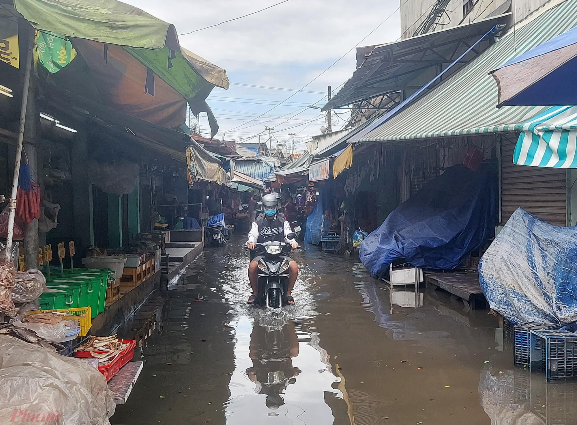 Mưa đã tạnh từ tối qua nhưng đến 10 giờ 30 ngày 20/9, nhiều nơi trong chợ khu phố 2 vẫn bị ngập nước gần đến đầu gối.