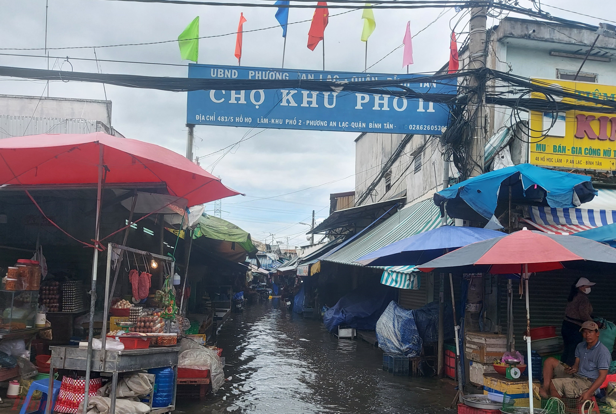 Chợ khu phố 2 nằm thấp hơn mặt đường Hồ Học Lãm nên chỉ gần một trận mưa là khu chợ này biến thành “chợ nổi”.
