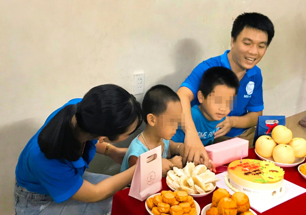 Tổ chức sinh nhật cho các cháu ở Trung tâm Hỗ trợ phát triển giáo dục hòa nhập Minh Anh