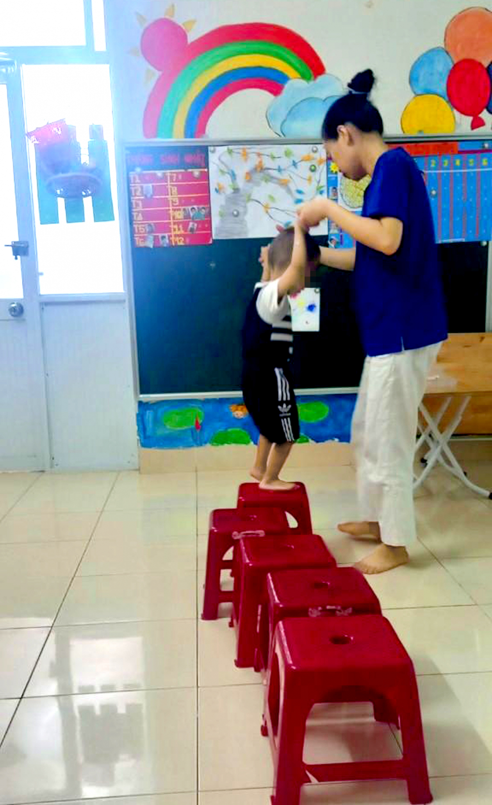 Giáo viên Trung tâm Hỗ trợ phát triển giáo dục hòa nhập Minh Anh đang dạy trẻ tự kỷ