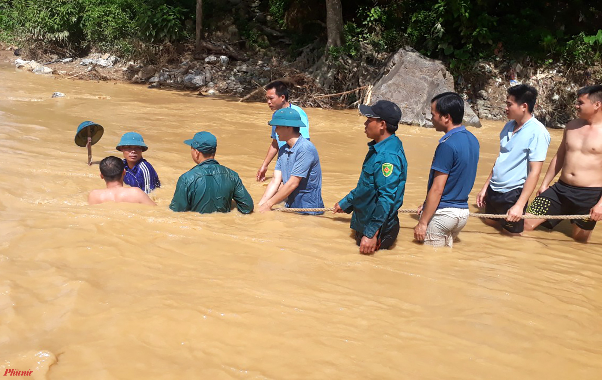 Lực lượng xã Bảo Nam lội suối vớt rác để khơi thông dòng chảy