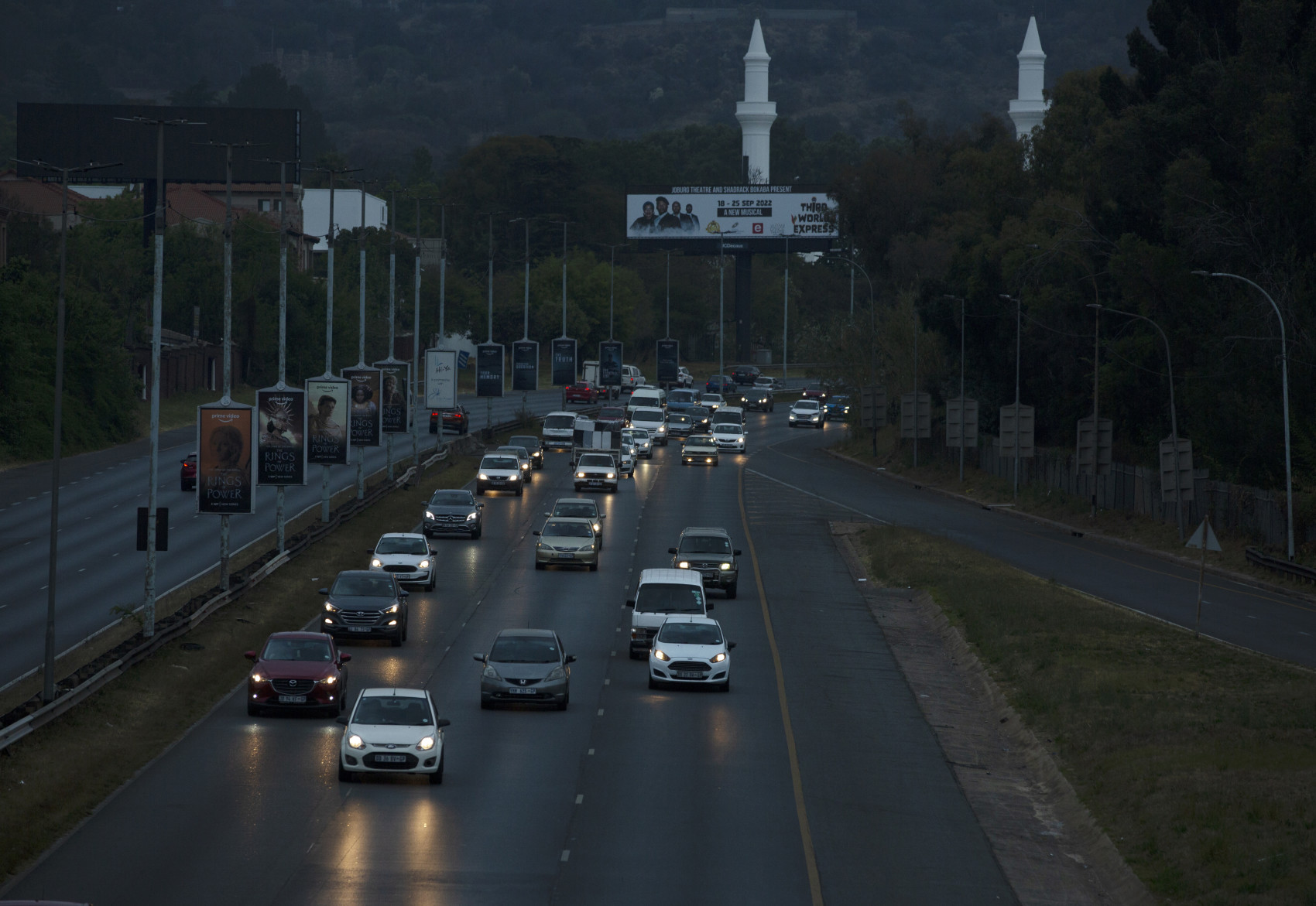 Nhiều ô tô di chuyển trên đường cao tốc ở Nam Phi mà không có đèn đường.