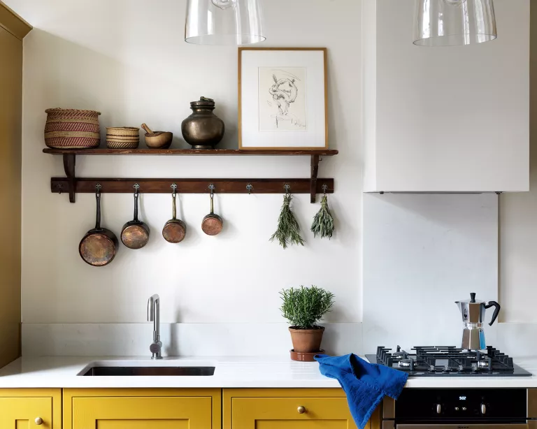 2. SỬ DỤNG CÁC THỦ THUẬT TRANG TRÍ ĐỂ LÀM BỪNG SÁNG CĂN BẾP NHỎ  Nhà bếp phong cách galley nhỏ màu trắng với sàn gạch cũ và tấm thảm cổ  (Tín dụng hình ảnh: Madeline Harper Photography) Tạo ra một không gian sáng sủa và tươi sáng như một phần của ý tưởng nhà bếp nhỏ của bạn có thể cảm thấy như một nhiệm vụ bất khả thi. Khi đối mặt với căn bếp nhỏ này, Shawna Percival, người sáng lập và nhà thiết kế tại Styleberry Creative Interiors(mở trong tab mới)bắt đầu bằng cách di dời cửa sổ đến vị trí trung tâm và làm cho nó lớn hơn để có thể cho nhiều ánh sáng hơn vào căn bếp nhỏ. Tìm cách tăng ánh sáng tự nhiên trong nhà bếp là một cách tuyệt vời để chống lại những thách thức và làm cho một căn bếp nhỏ trông lớn hơn . 