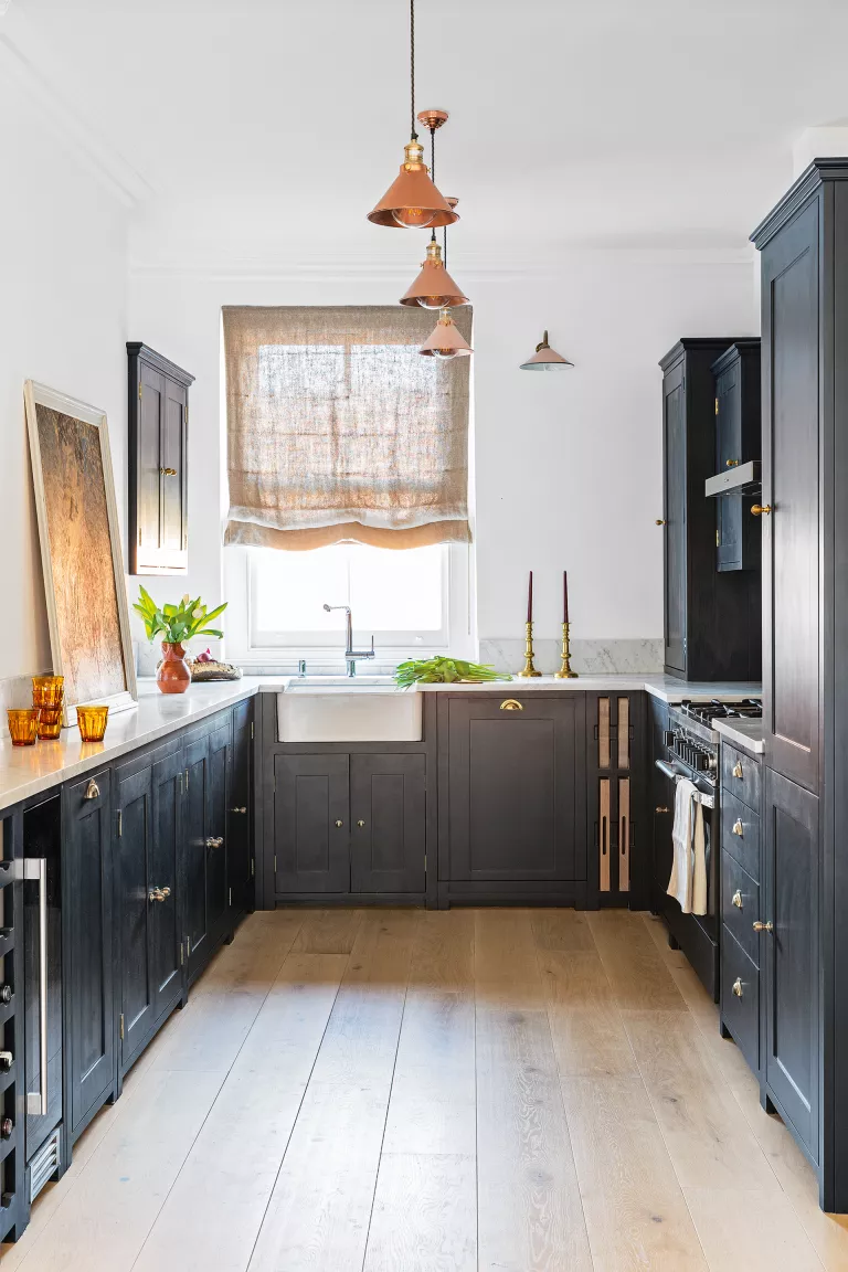 CHỌN SÀN NÂNG CAO KHÔNG GIAN ĐỂ ĐÁNH LỪA THỊ GIÁC nhà bếp với tủ màu xanh lam và sàn gỗ với trần và tường màu trắng  (Tín dụng hình ảnh: Kasia Fiszer)  Sàn nhà luôn là một thách thức khi nói đến nhà bếp - có rất nhiều ý tưởng lát sàn nhà bếp nhưng có thể rất khó để chọn chất liệu và kiểu dáng phù hợp cho ý tưởng nhà bếp nhỏ của bạn. Nó phải cứng, dễ lau chùi và cung cấp phông nền hoàn hảo cho phần còn lại của nhà bếp của bạn.   Isabel Fernandez, giám đốc tại Quorn Stone , cho biết: “Một căn bếp nhỏ hơn đòi hỏi bạn phải suy nghĩ và cân nhắc kỹ lưỡng để tạo ra ảo giác về một không gian rộng lớn hơn.(mở trong tab mới). 'Trái ngược với suy nghĩ, chúng ta thường thấy rằng một viên gạch lớn hơn có thể hoạt động tốt trong việc đạt được điều này. Một viên gạch nhỏ hơn sẽ tạo ra nhiều khe nối vữa có thể bao phủ không gian và làm mất mắt nhìn của viên gạch. Chúng tôi thường đề xuất một loại gạch lớn vì nó hoạt động tốt ở cả những khu vực nhỏ hơn và lớn hơn '.  Ngoài ra còn có rất nhiều loại đá lát sàn khác nhau và ý tưởng lát gạch nhà bếp rất phù hợp cho những ý tưởng nhà bếp nhỏ. Isabel cho biết thêm: 'Sứ hiệu ứng gỗ ngày càng trở nên phổ biến trong những không gian chật hẹp do định dạng dài và hẹp của chúng - nếu bạn chọn một màu vữa bổ sung, nó sẽ làm cho vữa ít được chú ý hơn và giúp mở rộng không gian ra ngoài' ', Isabel cho biết thêm.