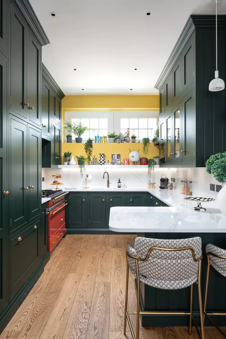 TẬP TRUNG VÀO THIẾT KẾ THEO CHIỀU DỌC ĐỂ TĂNG KHÔNG GIAN Nhà bếp với tủ màu xanh lá cây và đơn vị bán đảo, sàn gỗ và tường màu vàng  (Tín dụng hình ảnh: John Lewis of Hungerford)  Với sự gia tăng của các không gian bếp-sinh hoạt không gian mở, nhà bếp trở nên nhỏ hơn để tạo ra những không gian giải trí lớn hơn. Nếu nhà bếp của bạn là một phần của bố cục không gian mở, thì sự ngăn nắp là chìa khóa. Không giống như ý tưởng nhà bếp truyền thống , nơi có thể đóng cửa sau khi nấu ăn, trong ý tưởng nhà bếp không gian mở , mọi thứ đều được trưng bày vĩnh viễn, có nghĩa là việc lưu trữ là điều cần thiết.   Những căn bếp nhỏ thiếu diện tích, chúng thường chiếm chiều cao, vì vậy hãy tập trung thiết kế của bạn theo chiều dọc. Hệ tủ có chiều cao đầy đủ không chỉ cung cấp thêm kho lưu trữ mà còn tạo ra một thiết kế tinh tế phân khu rõ ràng nhà bếp của bạn trong bố cục không gian mở.   Bằng cách tính chiều cao vào ý tưởng bố trí nhà bếp , bạn có thể kết hợp nhiều ý tưởng lưu trữ tủ bếp vào thiết kế nhà bếp nhỏ của mình. Trong nhà bếp này của John Lewis ở Hungerford(mở trong tab mới), tủ toàn chiều cao màu xanh lá cây đậm tạo ra một bối cảnh trang nhã, truyền thống trong khi bức tường màu vàng không chỉ tăng thêm sự ấm áp mà còn thu hút ánh nhìn vào các cửa sổ nhỏ và đồ trang trí, tôn lên chiều dài của không gian và tập trung mắt vào nguồn ánh sáng tự nhiên .