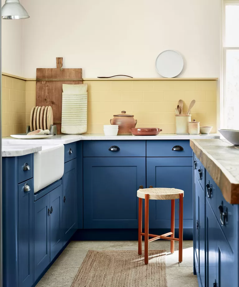 6. LÀM VIỆC KHÉO LÉO VỚI MÀU SẮC Căn phòng nhỏ với tủ bếp hai tông màu  (Tín dụng hình ảnh: Little Greene) Ruth Mottershead, giám đốc sáng tạo, Little Greene , cho biết: 'Cũng như các bức tường, hãy xem xét tủ bếp và nơi lưu trữ của bạn: làm nổi bật những yếu tố thiết yếu này trong nhà bếp là một cách tuyệt vời để mang lại tác động thiết kế'.(mở trong tab mới).   Có đặc điểm kiến ​​trúc hoặc khu vực quan tâm để thu hút sự chú ý không? Màu sắc là một cách tuyệt vời để làm nổi bật một tính năng yêu thích. Nếu bạn không muốn sử dụng toàn bộ màu đậm, hãy làm nổi bật mặt sau của giá đỡ bằng màu tương phản hoặc chọn cách phối màu nhà bếp hai tông năng động bằng cách thêm một màu cho tủ dưới và màu tương phản cho tường và trên. tủ.