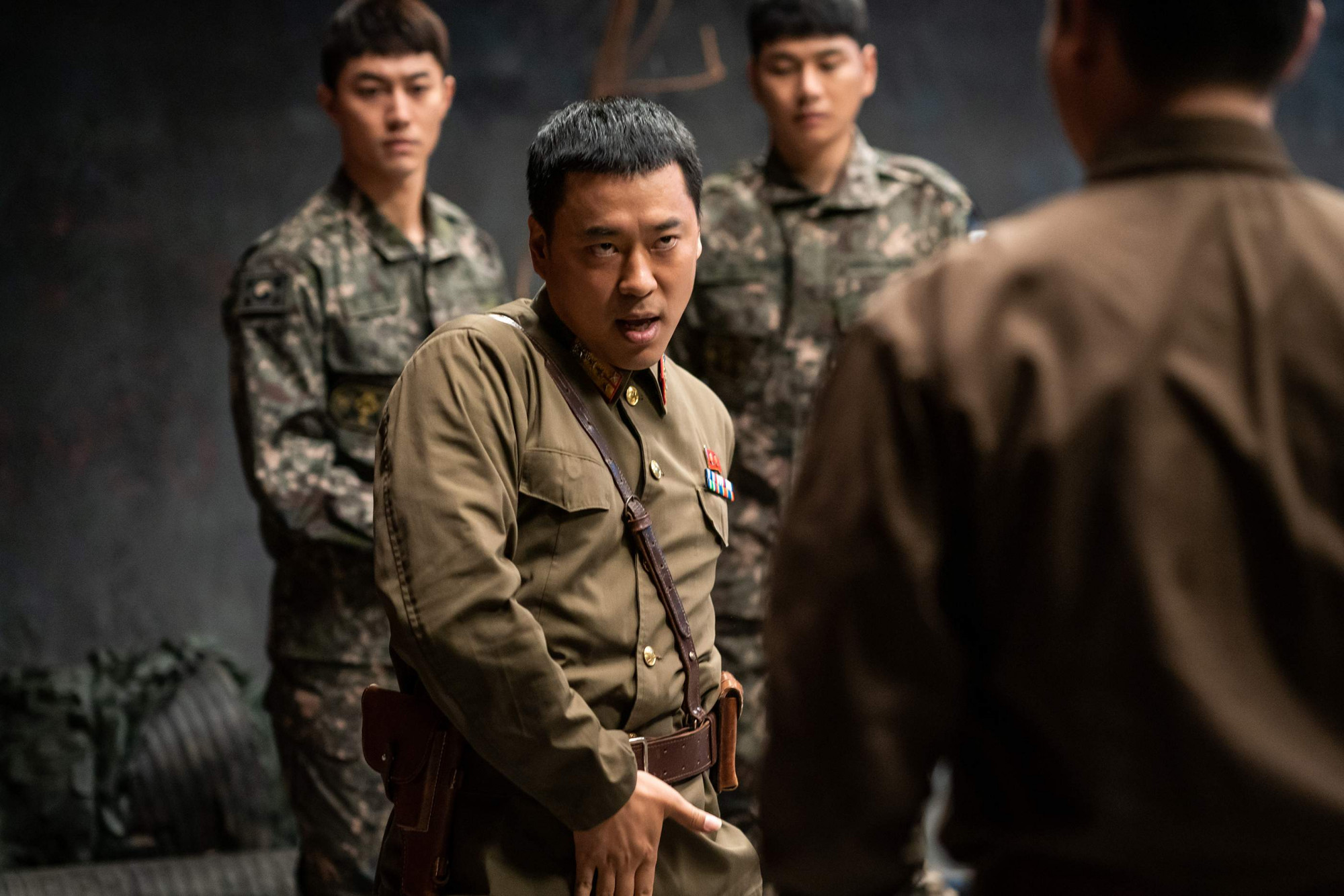 Phim không quên cà khịa lính Triều Tiên cũng mê KPop