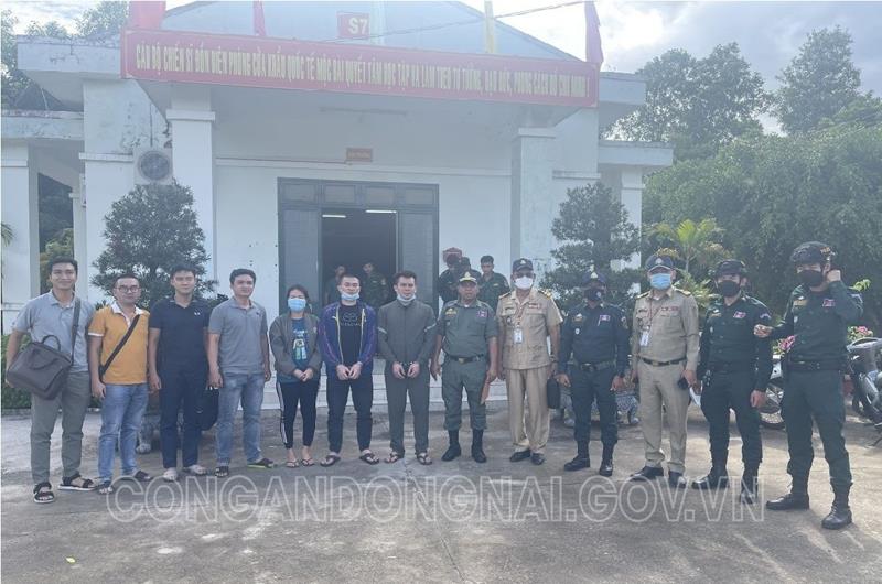 Công an Đồng Nai phối hợp Cục Cảnh sát hình sự và Cảnh sát Hoàng gia Campuchia tiếp nhận các đối tượng trong đường dây mua bán người