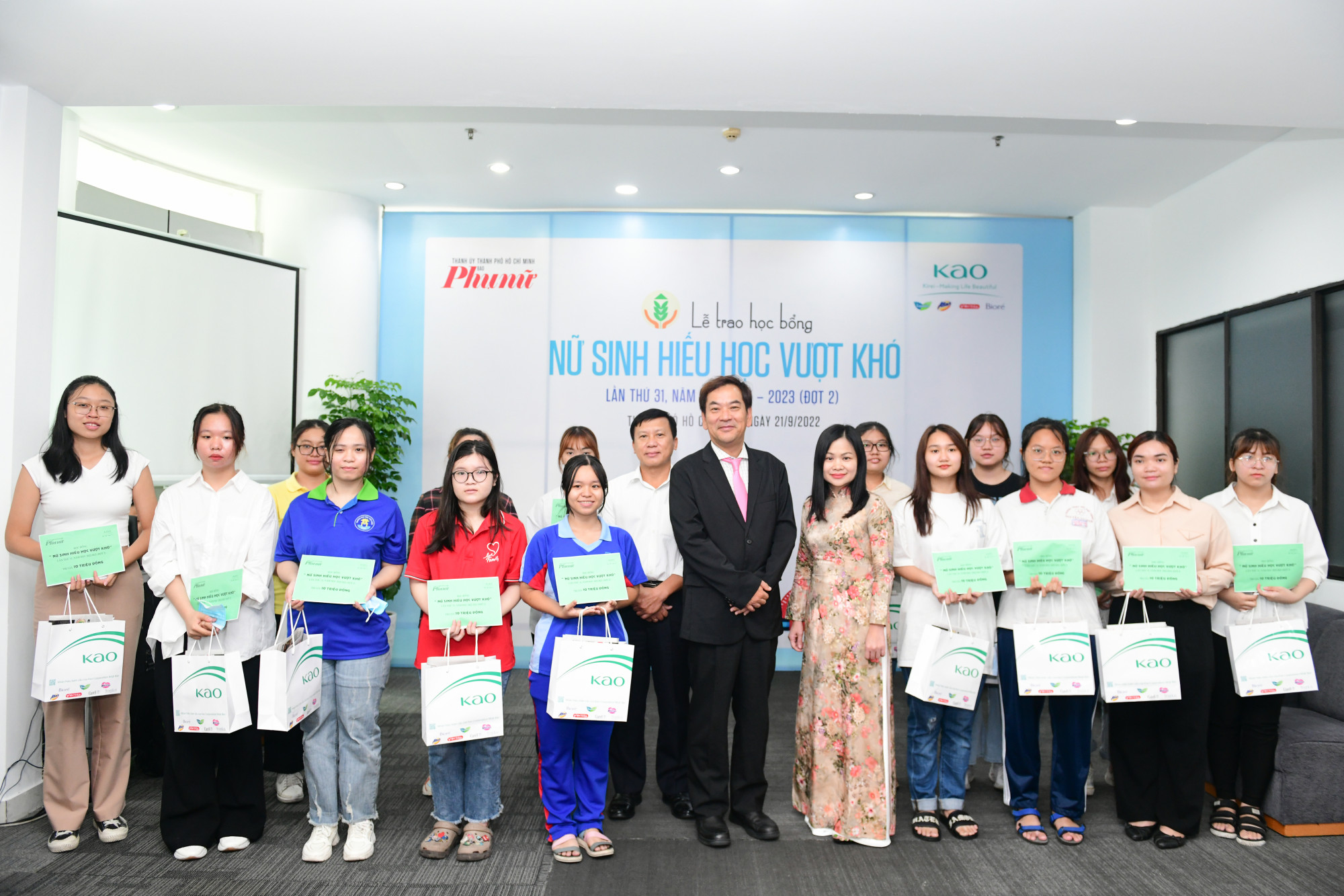 Các em nữ sinh mồ côi, vượt khó nhận học bổng từ chương trình 'Nữ sinh hiếu học vượt khó do Báo Phụ Nữ TPHCM phối hợp cùng Công ty Kao Việt Nam tổ chức.