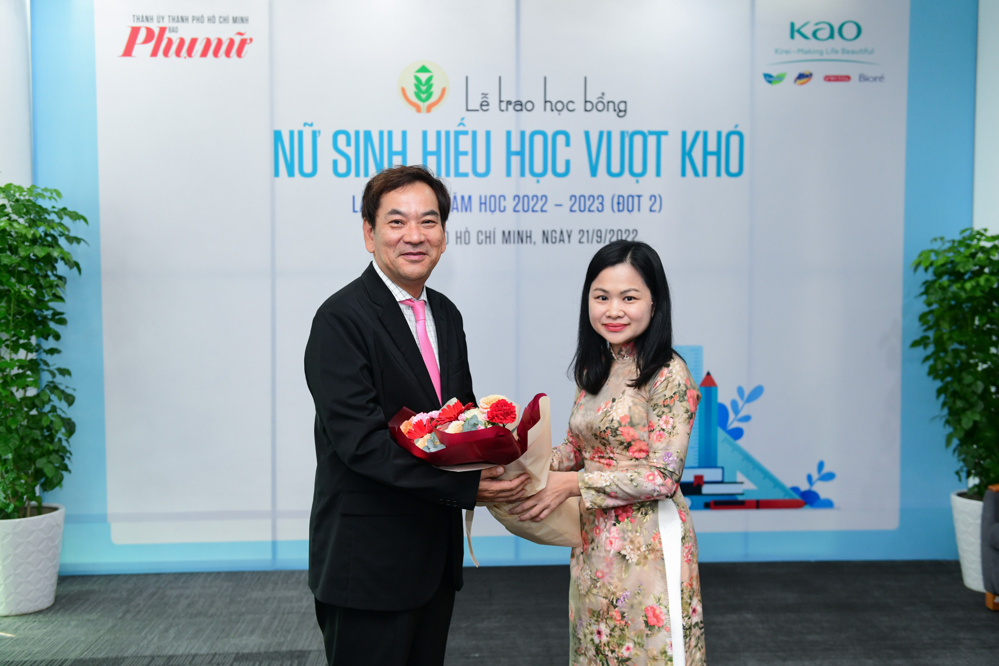 Bà Phạm Thị Vân Anh - Phó tổng biên tập Báo Phụ Nữ TPHCM tặng hoa cảm ơn ông Shoichi Hasegawa - Tổng giám đốc Công ty Kao Việt Nam