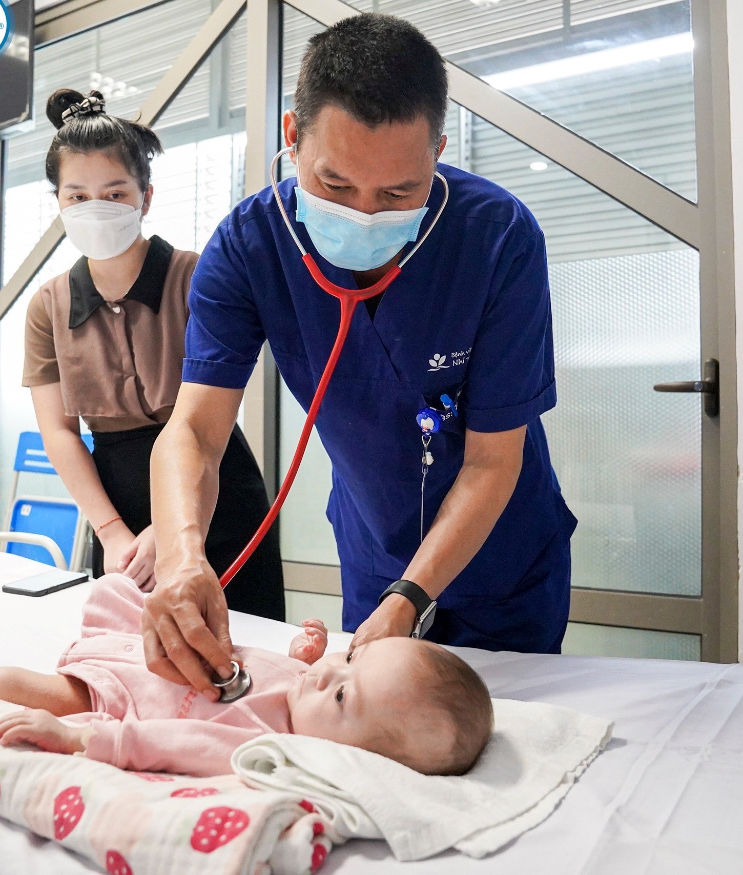 Bé 8 tháng người Lào trải qua 3 lần phẫu thuật tại Việt Nam để điều trị bệnh tim bẩm sinh