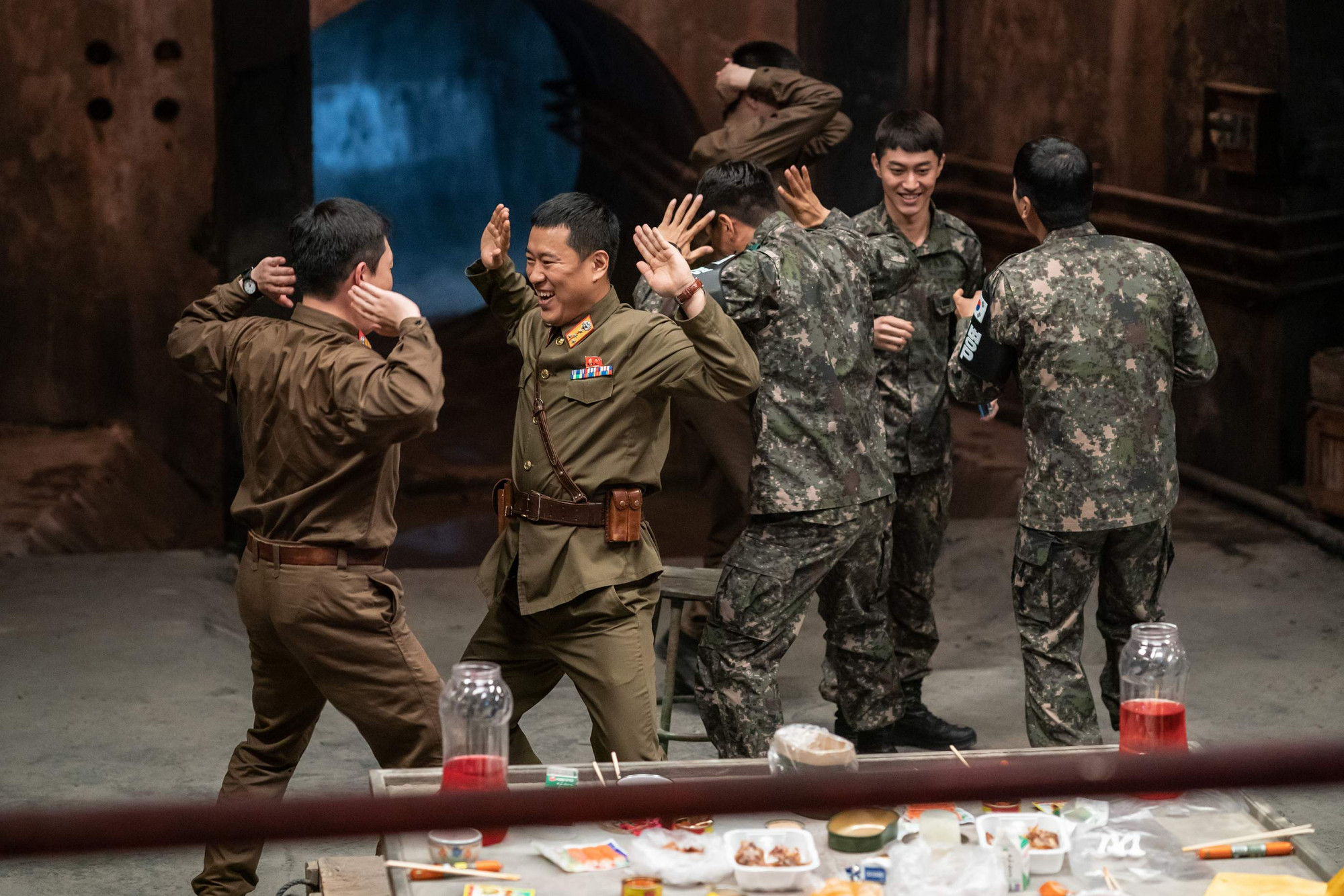 Phim khắc họa hình ảnh người lính Hàn Quốc và Triều Tiên một cách vui nhộn