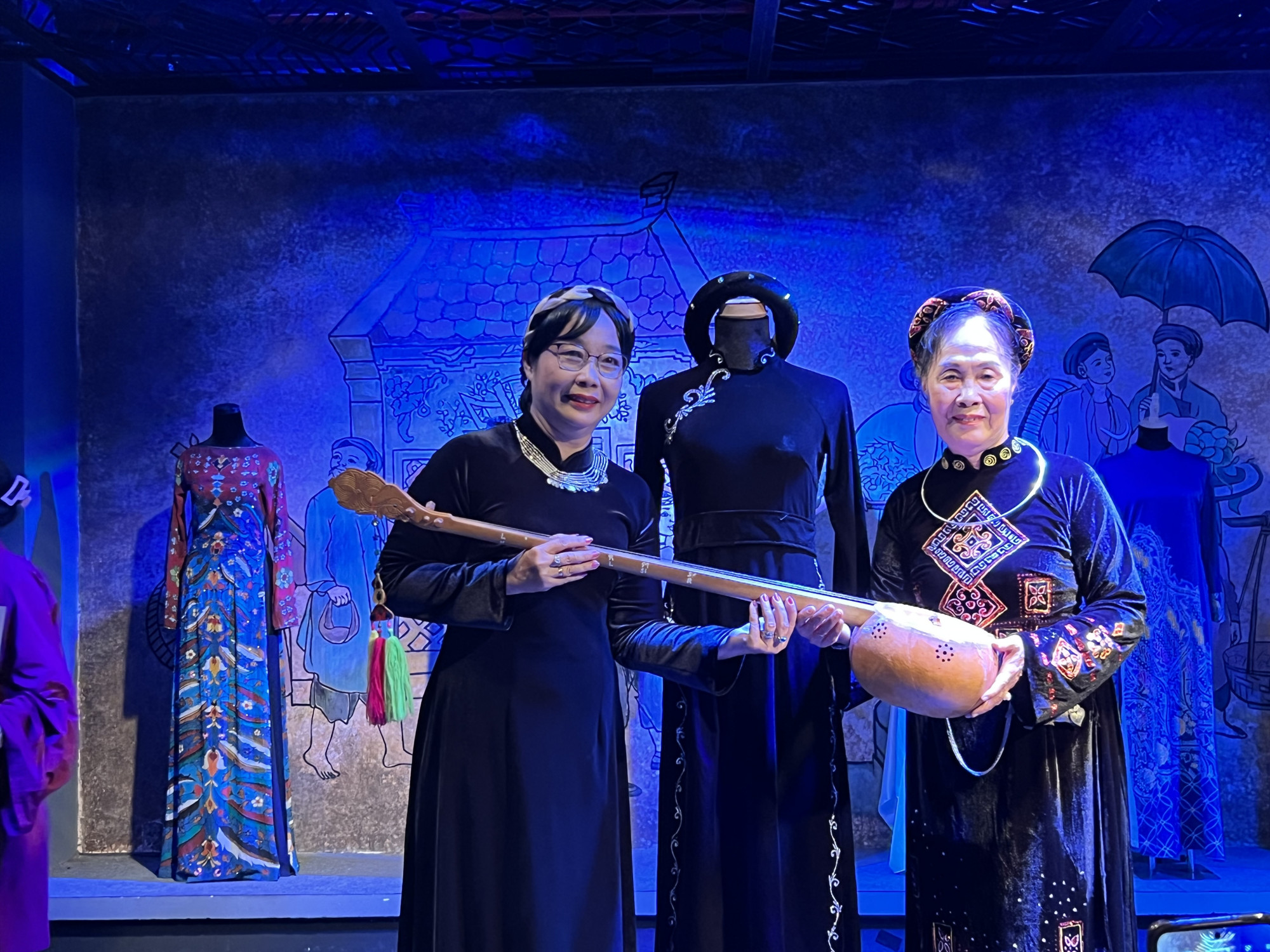 Nghệ nhân hát Then Nguyễn Thị Bích Liên trao tặng trang phục áo dài và đàn Tính cho Bảo tàng Áo dài