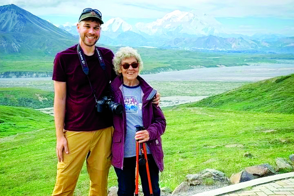 Anh Brad Ryan và bà Joy đã đến thăm 62/63 công viên quốc gia ở Mỹ. Nhờ chuyến đi này, hai bà cháu càng thêm gắn kết và hiểu nhau hơn - Ảnh: Daily Mail 