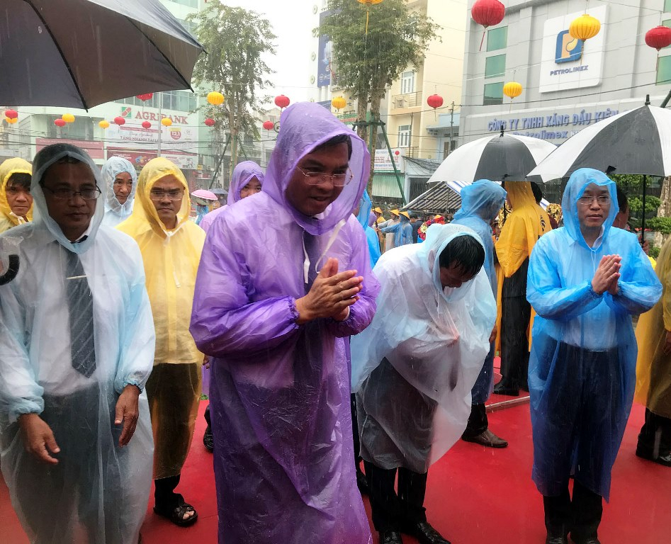 Buổi lễ năm nay diễn ra trong thời tiết không thuận lợi, nhưng đông đảo người dân vẫn đội mưa chiêm bái, tri ân công đức Anh hùng dân tộc Nguyễn Trung Trực