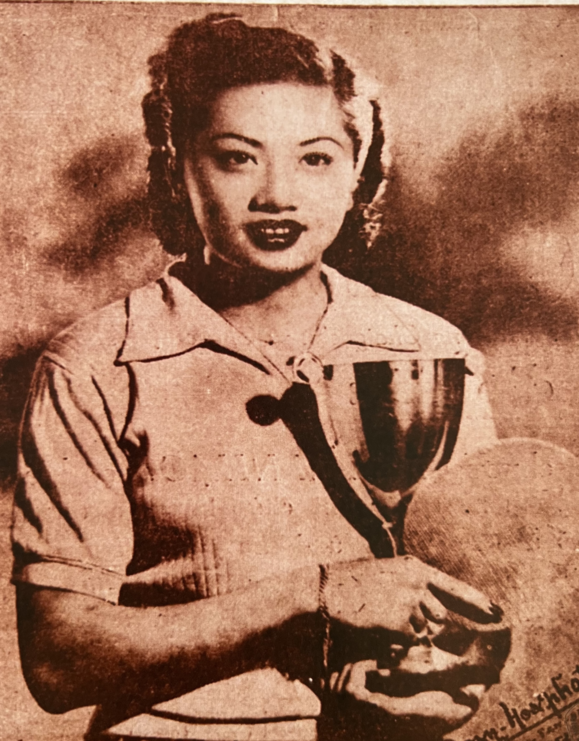 Vận động viên Như Mai trên bìa báo Xuân Vận Động năm 1952