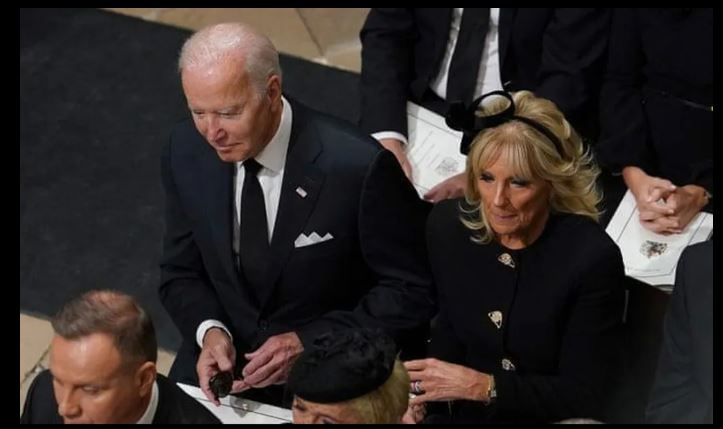 Nhiều người đã để lại bình luận chỉ trích bà Jill Biden trên Twitter như “Một chiếc nơ đen lớn trên tóc của bà không thích hợp cho một đám tang” hay “Tại sao bà ấy lại đeo băng đô?”…