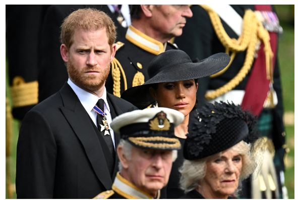 Ngoài bình luận, nhiều người cũng dẫn lại hình ảnh Công chúa Charlotte hay Kate, Meghan - Nữ công tước xứ Sussex - đều đội mũ đen trong tang lễ của Nữ hoàng Elizabeth II.