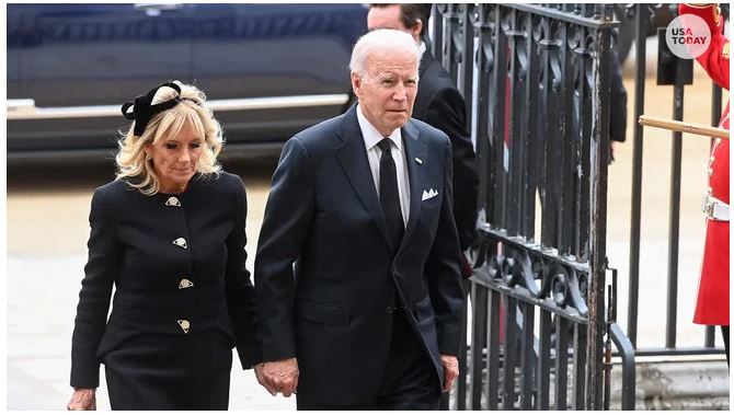Cùng với chồng là Tổng thống Joe Biden, bà Jill Biden đến Tu viện Westminster ở London trong bộ vest đen Schiaparelli được đặt làm riêng và băng đô đồng màu vô cùng sang trọng.