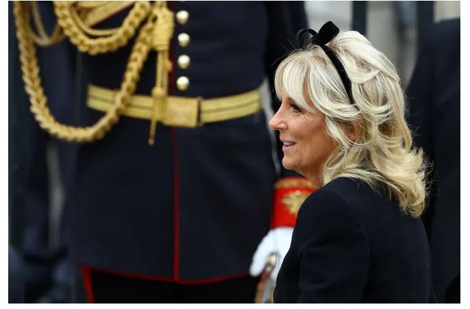 Đệ nhất phu nhân Hoa Kỳ Jill Biden đang phải đối mặt với sự phẫn nộ từ công chúng trên mạng xã hội sau khi đeo băng đô thay vì đội mũ tới đám tang của Nữ hoàng Elizabeth II.