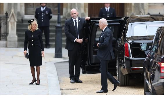 Tuy nhiên chiếc băng đô của Nữ hoàng Elizabeth II lại được cho là không phù hợp khi tham gia tang lễ bởi nó thường được sử dụng trong đám cưới hoặc sự kiện. Đôi lúc chúng cũng được mọi người sử dụng trong đám tang nhưng với một lễ tang cấp nhà nước và địa vị của Đệ nhất phu nhân Mỹ Jill Biden thì việc đội mũ được cho là phù hợp và lịch sự hơn.