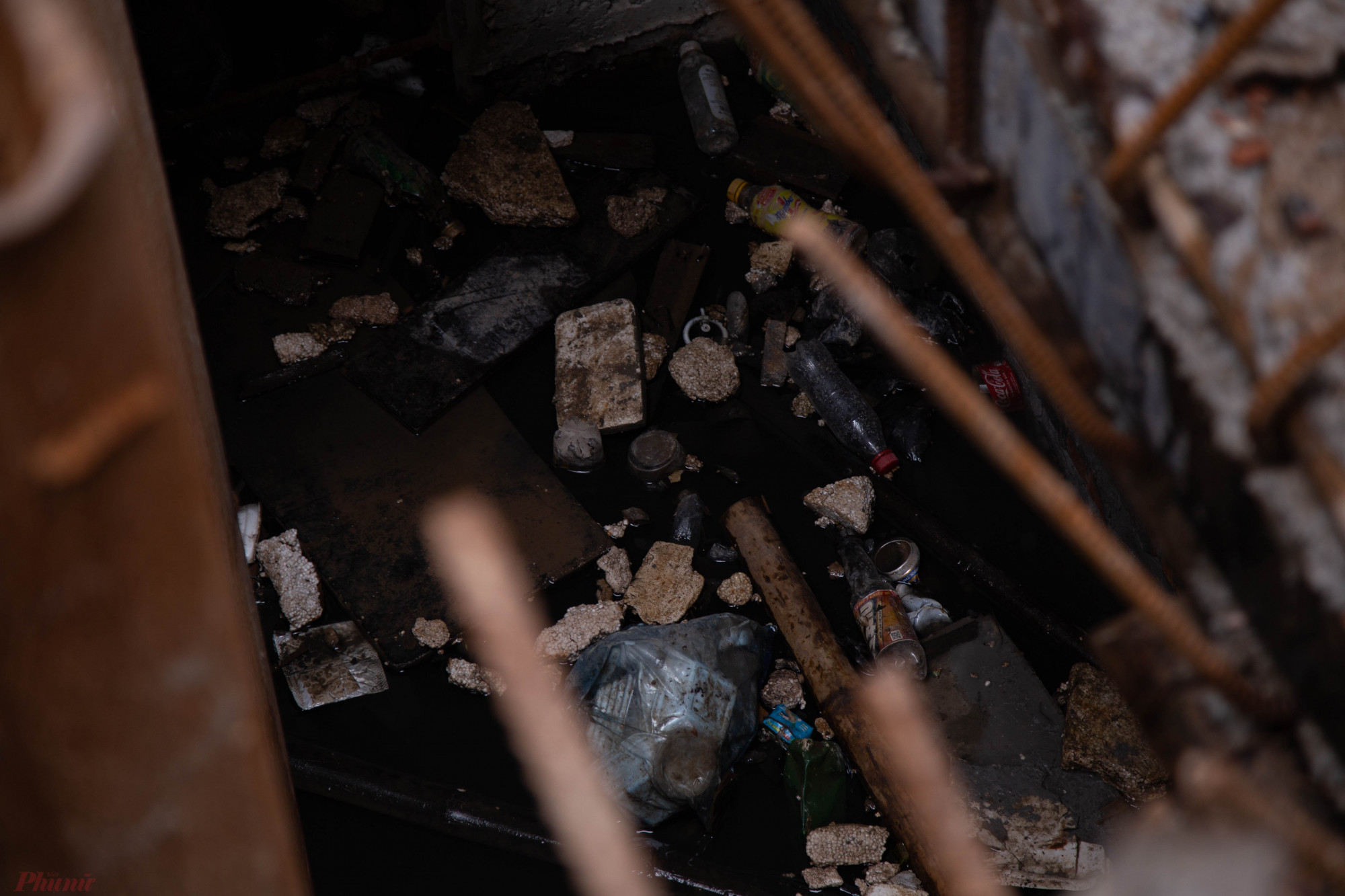 Dòng nước đen đặc, chứa đầy rác ở chiếc cống ngầm được đặt tại Thụy Khuê.