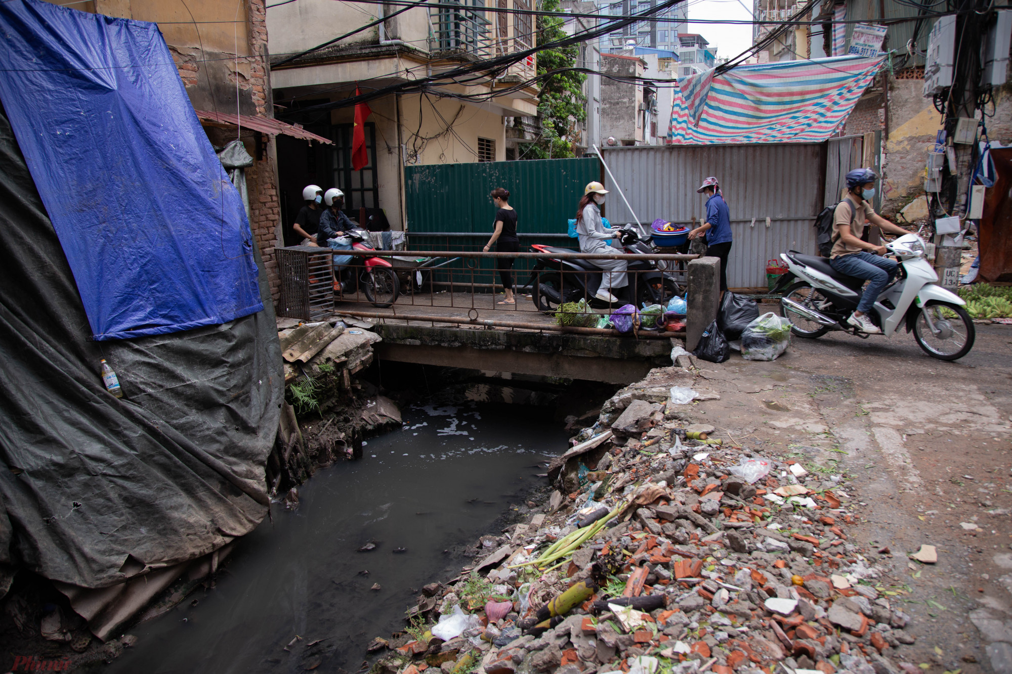 Hàng trăm hộ dân dọc tuyến phố Thụy Khuê, quận Tây Hồ, Hà Nội bức xúc khi đang phải sống chung với ô nhiễm từ con mương thoát nước chạy ngang ngõ.