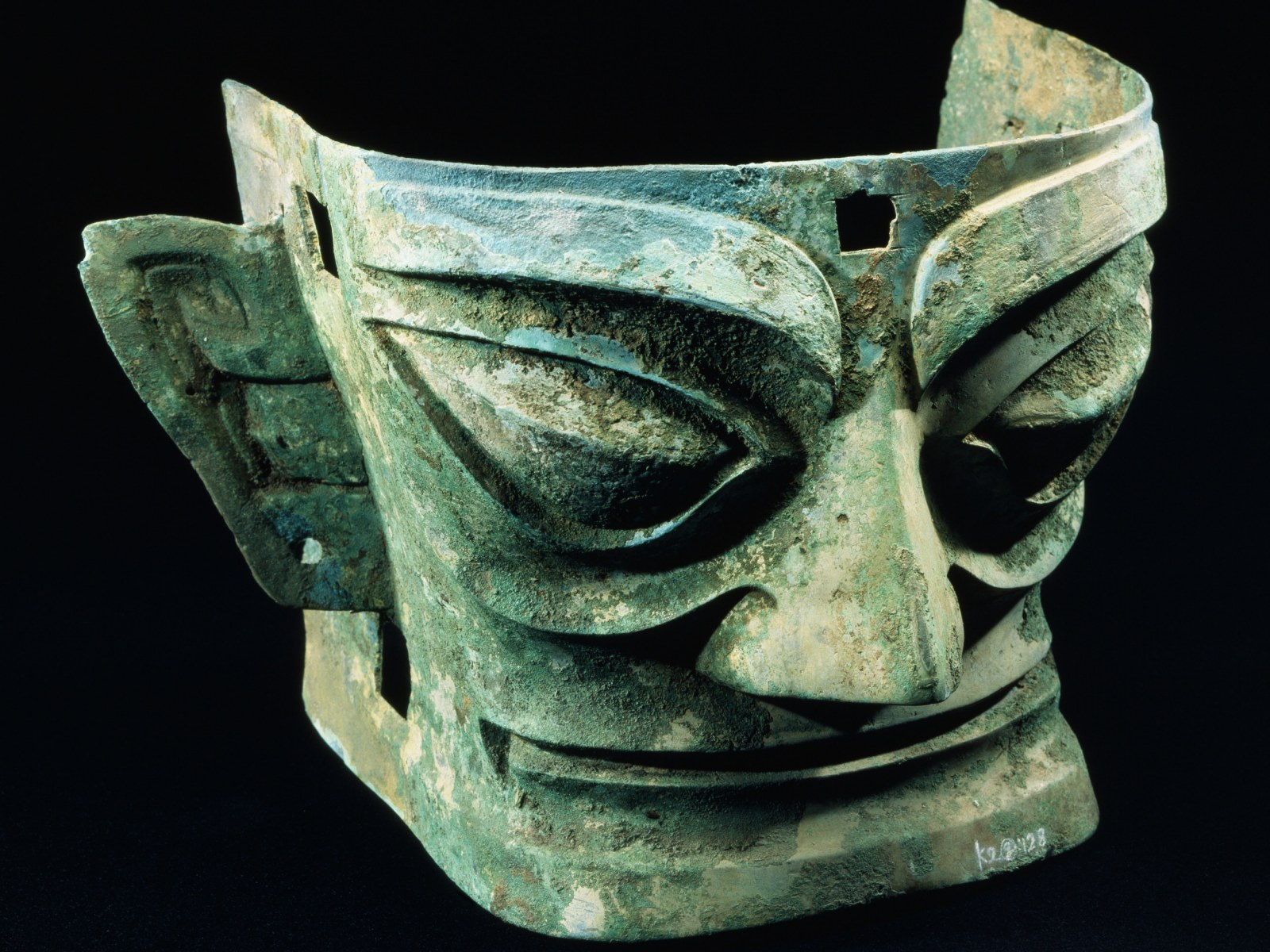 Một chiếc mặt nạ bằng vàng có từ thời nhà Thương cách đây 3.000 năm vừa được khai quật ở Trung Quốc - Ảnh: Martha Avery/Getty