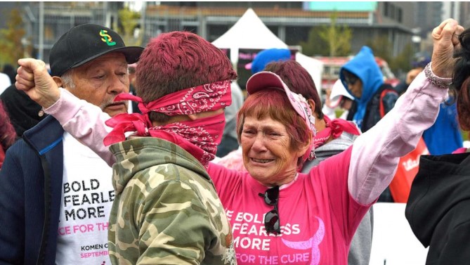 Bà Judy Smith, một người sống sót sau hai lần mắc bệnh ung thư, đã ôm chặt cháu trai tuyệt vời của mình trong Lễ kỷ niệm và Người sống sót trong Cuộc đua Komen Colorado hàng năm lần thứ 25 để được chữa khỏi vào ngày 24 tháng 9 năm 2017 tại Denver.