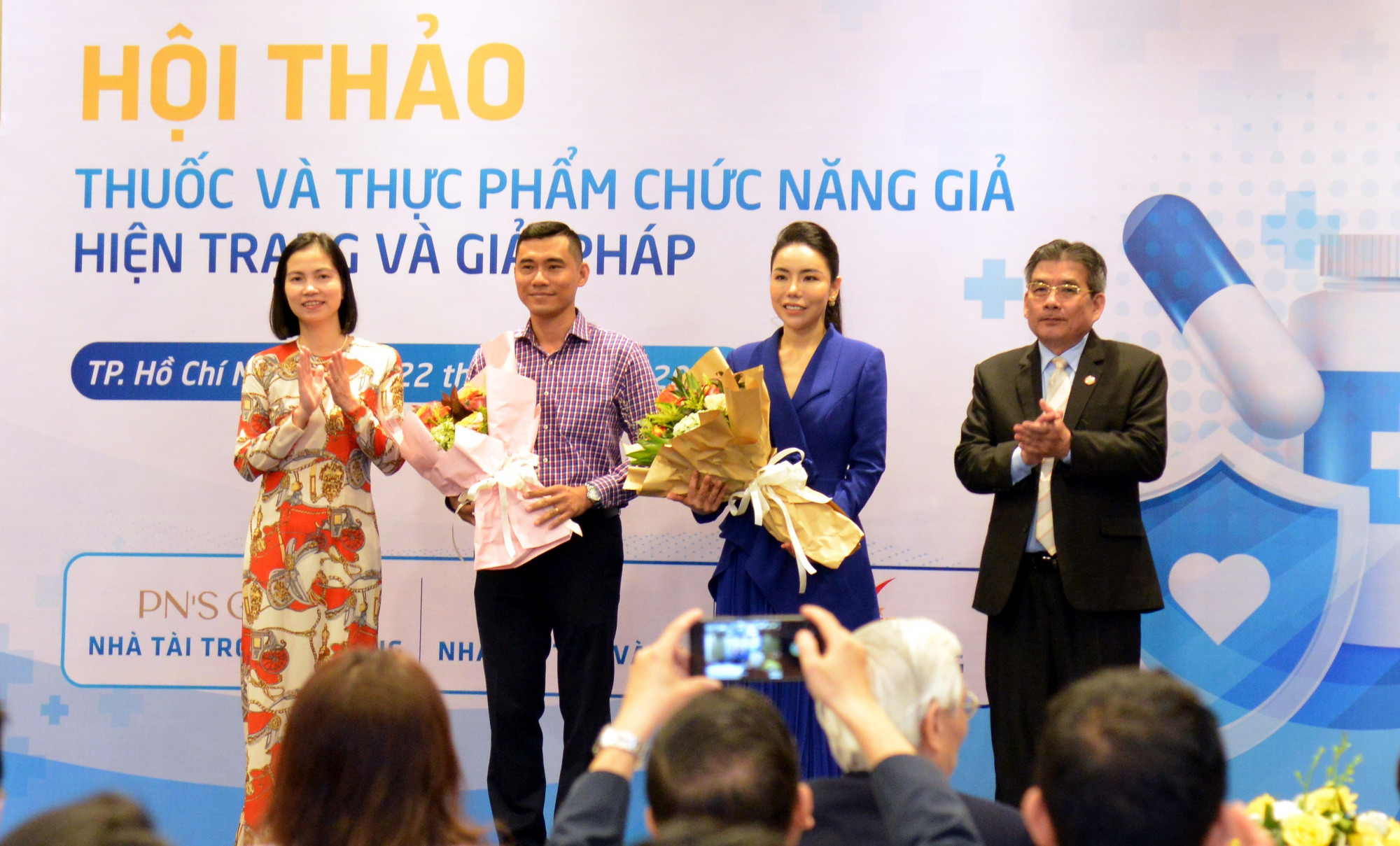 Viện Phát triển Doanh nghiệp và Trung tâm Công nghệ chống hàng giả Việt Nam tặng hoa cho doanh nghiệp nỗ lực ứng dụng công nghệ để kiểm soát chặt chẽ thị trường - Ảnh: T.N