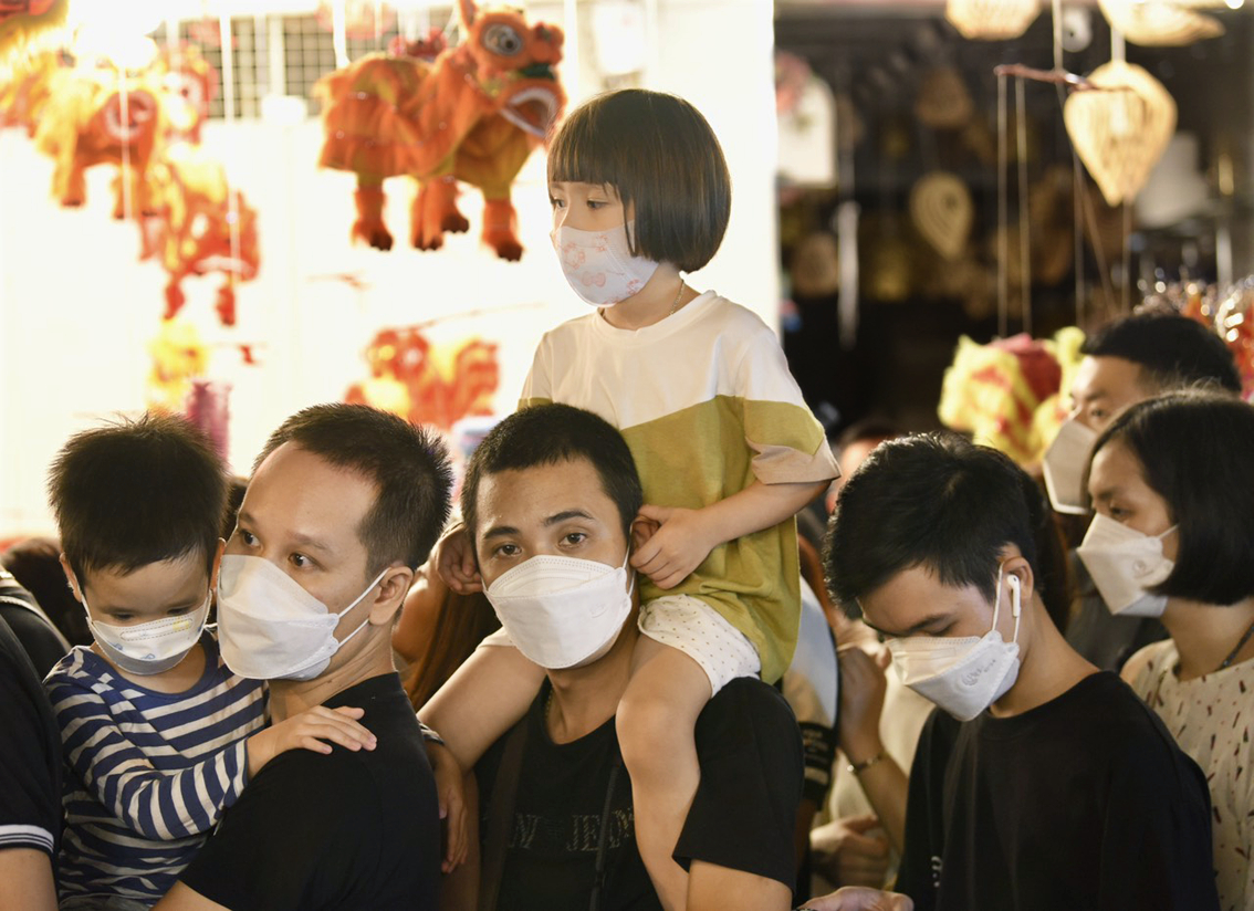 Nhiều chuyên gia nhận định Việt Nam đang tiến rất gần tới việc chấm dứt đại dịch COVID-19 nhưng chưa thể buông lỏng các biện pháp phòng dịch  - ẢNH: Bảo Khang