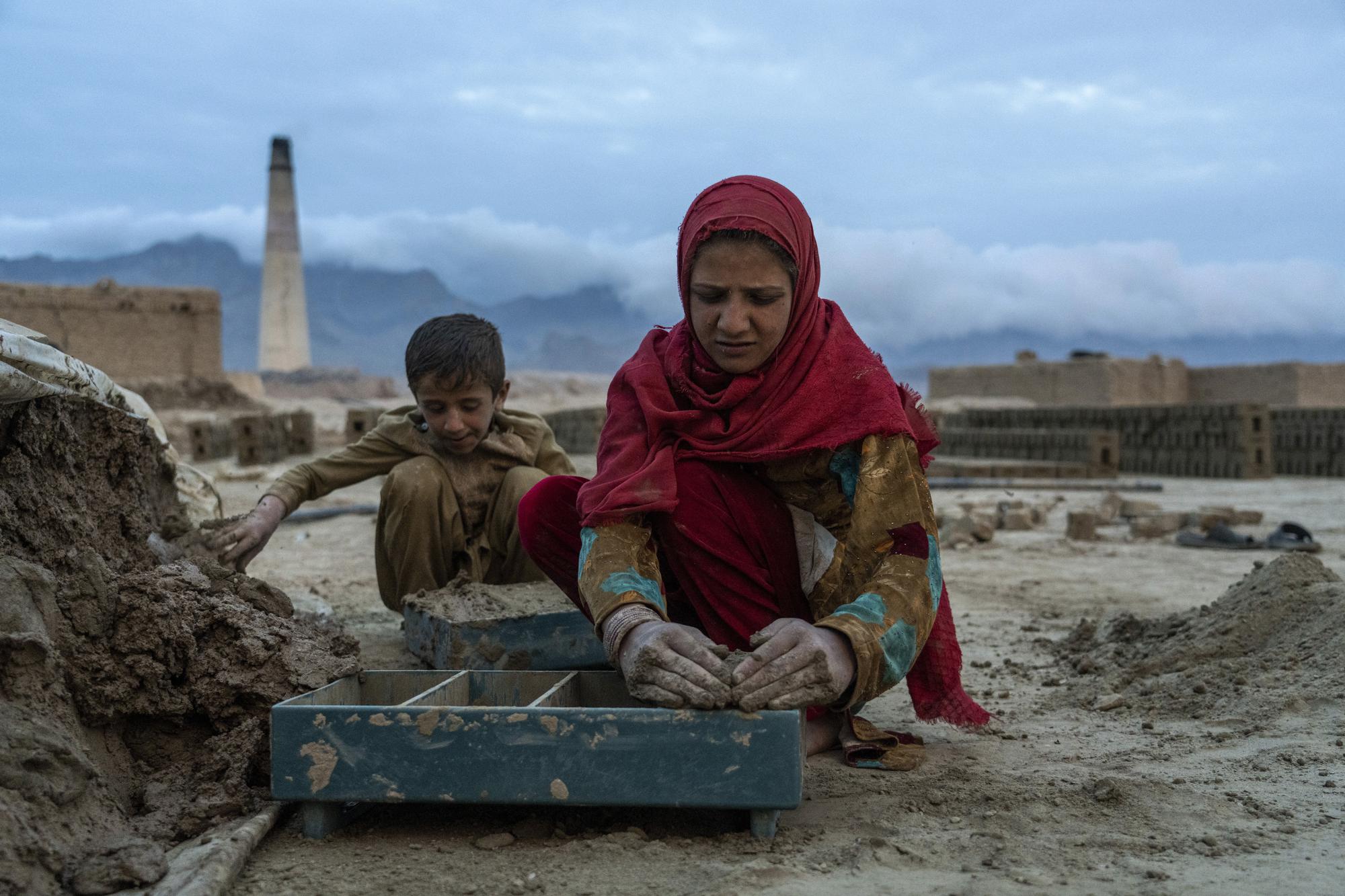 Trong các nhà máy gạch trên đường cao tốc phía bắc thủ đô Kabul đang đầy rẫy những đứa trẻ ngày đêm lao động. Điều kiện trong lò gạch rất khó khăn ngay cả đối với người lớn, nhưng hầu hết trong số họ, trẻ em từ 4 - 5 năm tuổi được tìm thấy lao động cùng với gia đình từ sáng sớm cho đến tối trong cái nóng của mùa hè.