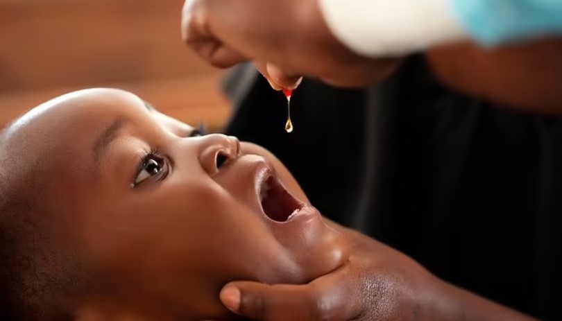 Vào tháng 4, Tổ chức Y tế Thế giới đã cảnh báo về sự gia tăng bệnh sởi ở các quốc gia dễ bị tổn thương do sự gián đoạn của COVID-19, với hơn 40 quốc gia hoãn hoặc đình chỉ các chiến dịch tiêm chủng thông thường của họ. Vào tháng 7, UNICEF cho biết khoảng 25 triệu trẻ em trên toàn thế giới đã bỏ lỡ việc tiêm chủng định kỳ chống lại các bệnh phổ biến, gọi đây là báo động đỏ về sức khỏe trẻ em.