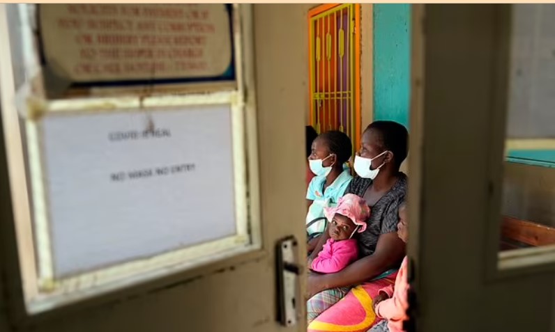 Nửa đêm tại một Phòng khám đa khoa Mbare ở thủ đô Harare, nhiều bà mẹ bế con nhỏ trông bộ dạng lén lút. Khi cánh cửa vừa hé ra, họ nhanh chóng bế con lẻn vào rồi cánh cửa nhanh chóng được đóng lại. 