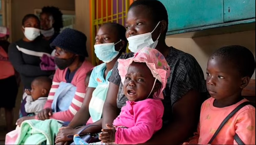 Những hình ảnh này gần đây không khó tìm ở Zimbabwe - nơi mà dịch bệnh sởi đang bùng phát gây chết người ở quốc gia Nam Phi này. Theo ước tính của các cơ quan y tế nước này, đến nay đã có hơn 700 trẻ em đã chết vì dịch sởi kể từ khi nó bùng phát hồi tháng 4.