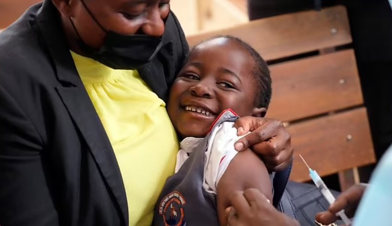 Theo Quỹ nhi đồng Liên hợp quốc (UNICEF), những người theo tôn giáo chống vắc xin ở Zimbabwe ước có đến khoảng 2,5 triệu tín đồ ở một quốc gia 15 triệu dân. Chính vì thế, để cứu con mình, một số bà mẹ đã bí mật đến các phòng khám, đôi khi phải đi trong đêm để chồng họ không hề hay biết.